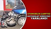 OTOMOBİLİN ÇARPTIĞI MOTOSİKLET SÜRÜCÜSÜ YARALANDI