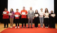 BURHAN ÖZDEMİR'DEN OKULLARINDA DERECE YAPAN ÖĞRENCİLERE BAŞARI BELGELERİ VE BURSLAR VERİLDİ