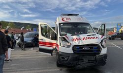 AMBULANS İLE HAFİF TİCARİ ARAÇ ÇARPIŞTI