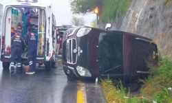 KAZA YAPAN ARACIN SÜRÜCÜSÜNE YARDIM ETMEK İSTEYEN 2 KİŞİYE OTOMOBİL ÇARPTI