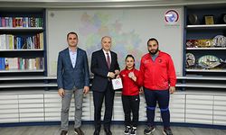 BAŞKAN ÖZLÜ MİLLİ SPORCUYU AĞIRLADI