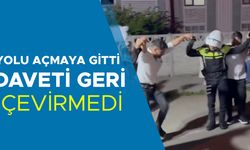 HALAY ÇEKENLERİN ARASINDA BİR POLİS…