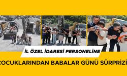 ELLERİNDE OYUNCAK İŞ MAKİNELERİ İLE BABALARINA KOŞTULAR