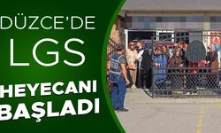 ÖĞRENCİLER SINAVDA TER DÖKERKEN, AİLELERİN OKUL DIŞINDA BEKLEYİŞİ SÜRÜYOR