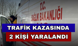 LASTİĞİ PATLAYAN OTOMOBİL BARİYERE ÇARPIP TAKLA ATTI