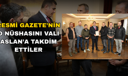 DÜZCELİ GAZETECİLERDEN VALİ ASLAN’A ANLAMLI HEDİYE
