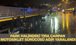 PARK HALİNDEKİ TIRA ÇARPAN MOTOSİKLET SÜRÜCÜSÜ AĞIR YARALANDI