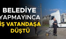 YOLDAKİ ÇUKURLARI VATANDAŞ KENDİSİ KAPATTI