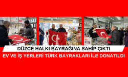 BAŞKAN ÖZLÜ KENT MERKEZİNDE BAYRAK DAĞITTI