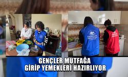 HER AKŞAM BİR YAŞLININ EVİNDE İFTAR SOFRASI KURULUYOR