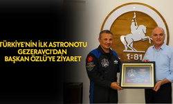 GEZERAVCI, İNSANLI İLK UZAY GÖREVİNİ SİMGELEYEN TABLOYU TAKDİM ETTİ
