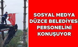 TELE DOLANAN BAYRAĞI ÖNCE DÜZELTTİ SONRA İSE ÖPTÜ