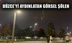 ARD ARDA ÇAKAN ŞİMŞEKLER GECEYİ AYDINLATTI
