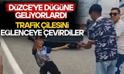 DÜĞÜN YOLUNDA TRAFİĞE TAKILDILAR, ROMAN HAVASIYLA OYNADILAR