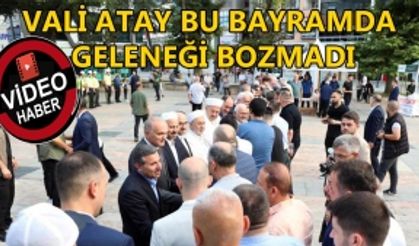 NAMAZIN ARDINDAN VATANDAŞLARLA BAYRAMLAŞTI