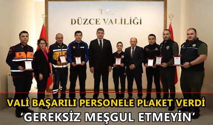 VALİ BAŞARILI PERSONELE PLAKET VERDİ