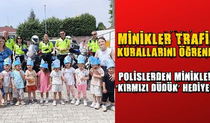 POLİSLERDEN MİNİKLERE ‘KIRMIZI DÜDÜK’ HEDİYESİ