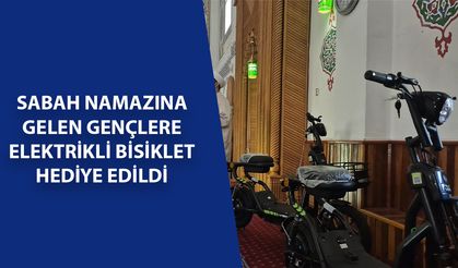 DÜZCE'DE 40 GÜN SABAH NAMAZINA GELEN GENÇLERE ELEKTRİKLİ BİSİKLET HEDİYE EDİLDİ