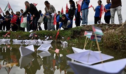 SUMUD FİLOSU'NA DESTEK İÇİN KAĞITTAN GEMİLERİ SUYA BIRAKTILAR