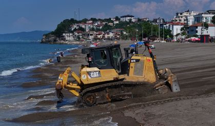 AKÇAKOCA’DAKİ PLAJLAR TEMİZLENİYOR
