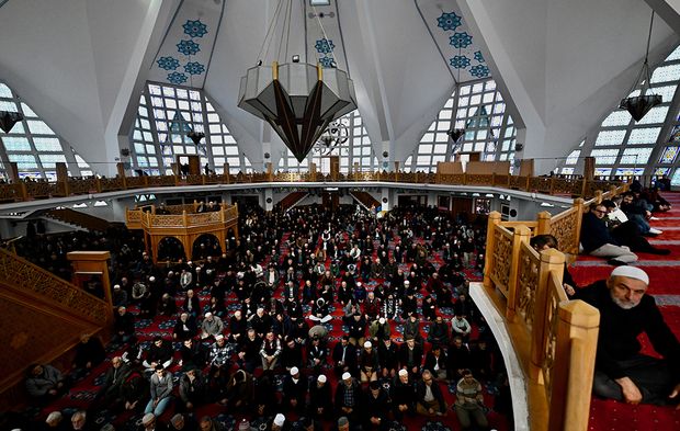DÜZCE'DEKİ CAMİLERDE RAMAZAN AYININ İLK CUMA NAMAZI KILINDI