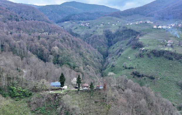 DÜZCE'NİN YAYLALARINDA İKİ MEVSİM BİR ARADA YAŞANIYOR