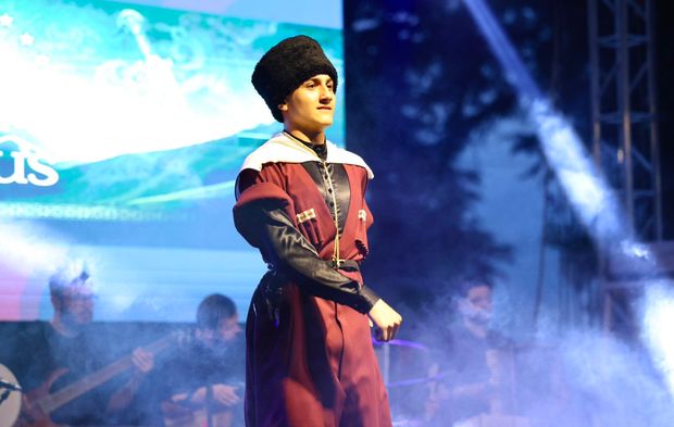 ADİGE KÜLTÜR GECESİ RENKLİ GÖRÜNTÜLERE SAHNE OLDU