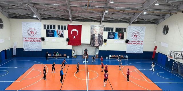 ŞAMPİYONLUK KUPASINI JANDARMA TAKIMI KALDIRDI