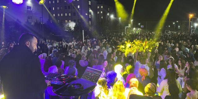 KONSERDE DOSTLUKLAR PEKİŞTİ