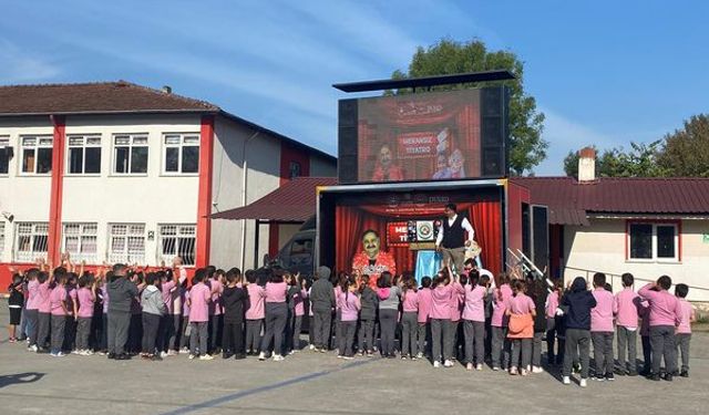 ÖĞRENCİLER ‘MEKANSIZ TİYATRO PROJESİ’ KAPSAMINDA EĞLENDİLER