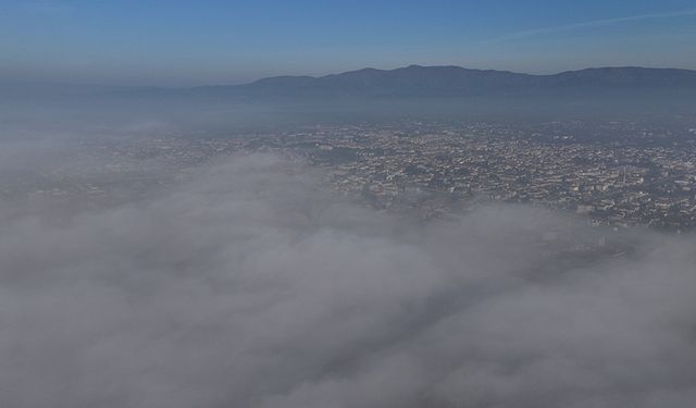 SİSLE KAPLANAN KENT MERKEZİ DRONLA GÖRÜNTÜLENDİ