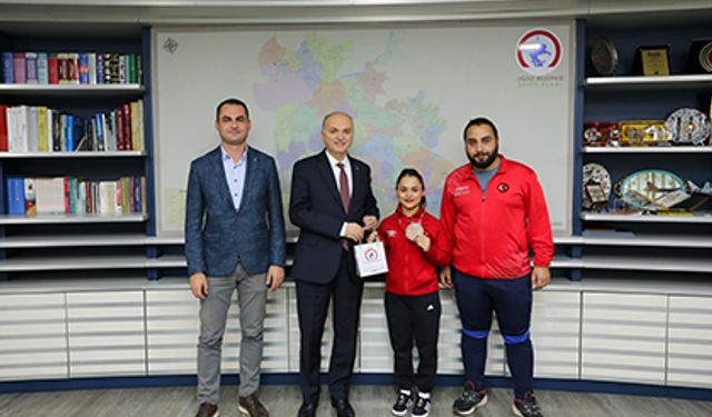 BAŞKAN ÖZLÜ MİLLİ SPORCUYU AĞIRLADI