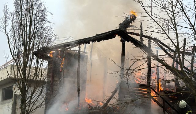 ÇIKAN YANGINDA AHŞAP EV KULLANILAMAZ HALE GELDİ