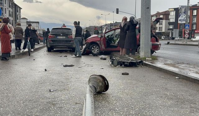 3 ARACIN KARIŞTIĞI KAZADA 1 KİŞİ YARALANDI