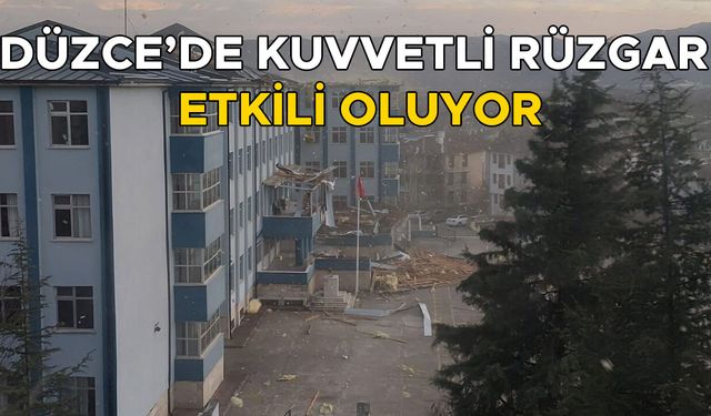 BAHÇEŞEHİR’DE LİSENİN ÇATISI RÜZGARA DAYANAMADI