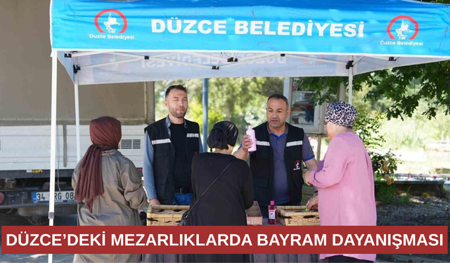 DÜZCE BELEDİYESİ VATANDAŞLARA ÇEŞİTLİ İKRAMLARDA BULUNDU