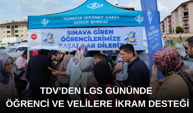 DÜZCE'DE 10 OKUL ÖNÜNDE KURULAN STANDLARDA İKRAMLAR YAPILDI