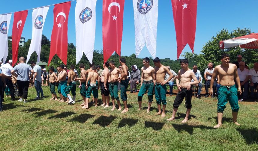 BEYÖREN KÖYÜ’NÜN ASIRLIK GELENEĞİ GÜREŞLER RENKLİ GÖRÜNTÜLERE SAHNE OLDU