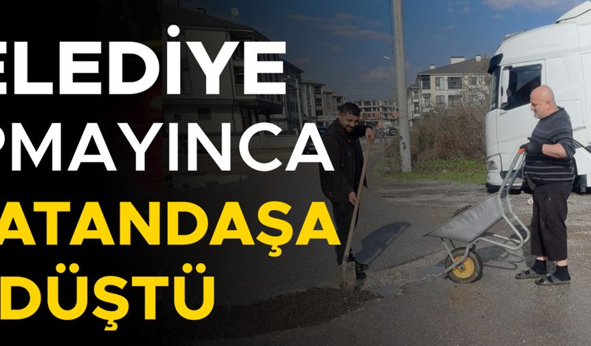 YOLDAKİ ÇUKURLARI VATANDAŞ KENDİSİ KAPATTI