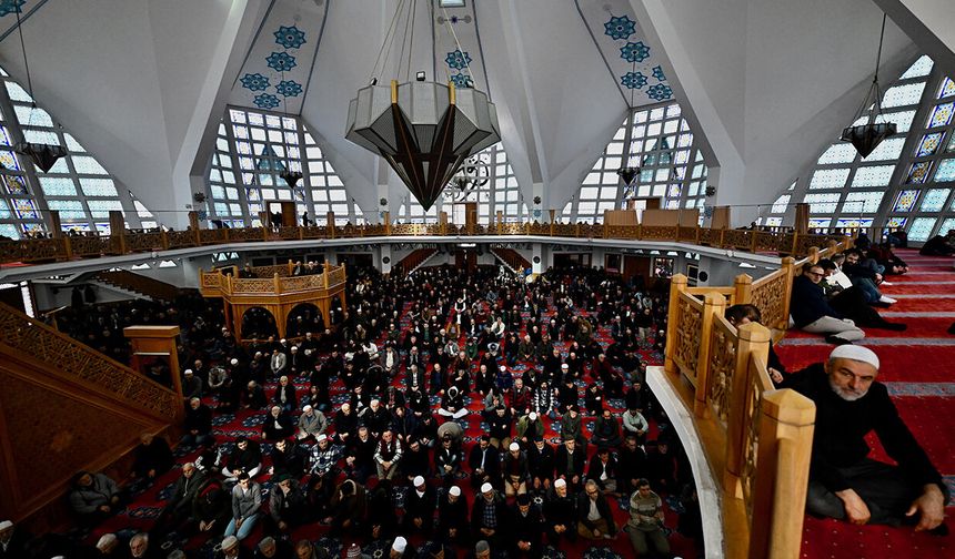 DÜZCE'DEKİ CAMİLERDE RAMAZAN AYININ İLK CUMA NAMAZI KILINDI