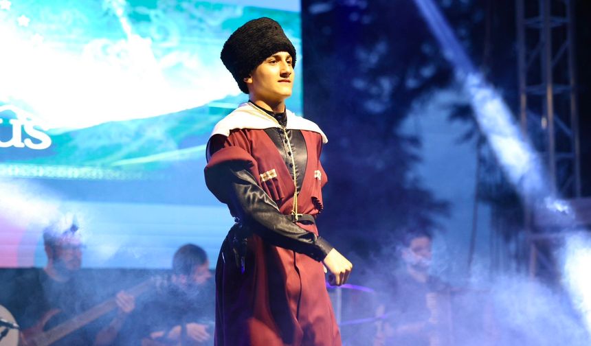 ADİGE KÜLTÜR GECESİ RENKLİ GÖRÜNTÜLERE SAHNE OLDU