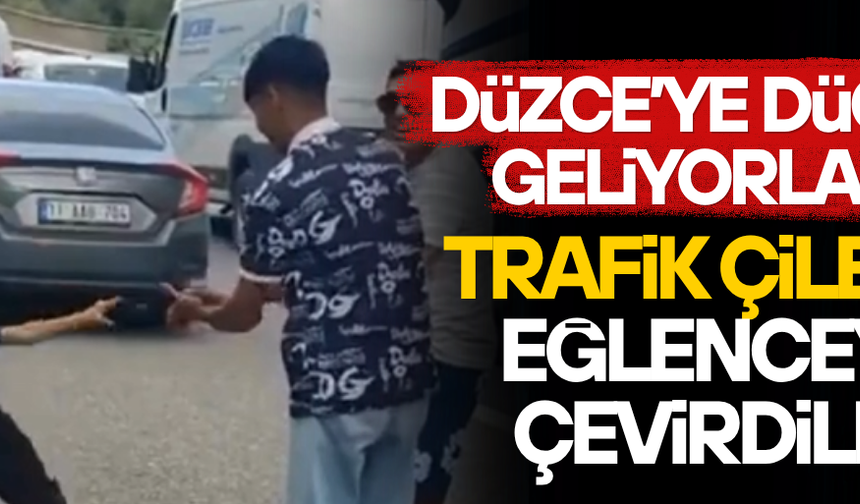 DÜĞÜN YOLUNDA TRAFİĞE TAKILDILAR, ROMAN HAVASIYLA OYNADILAR