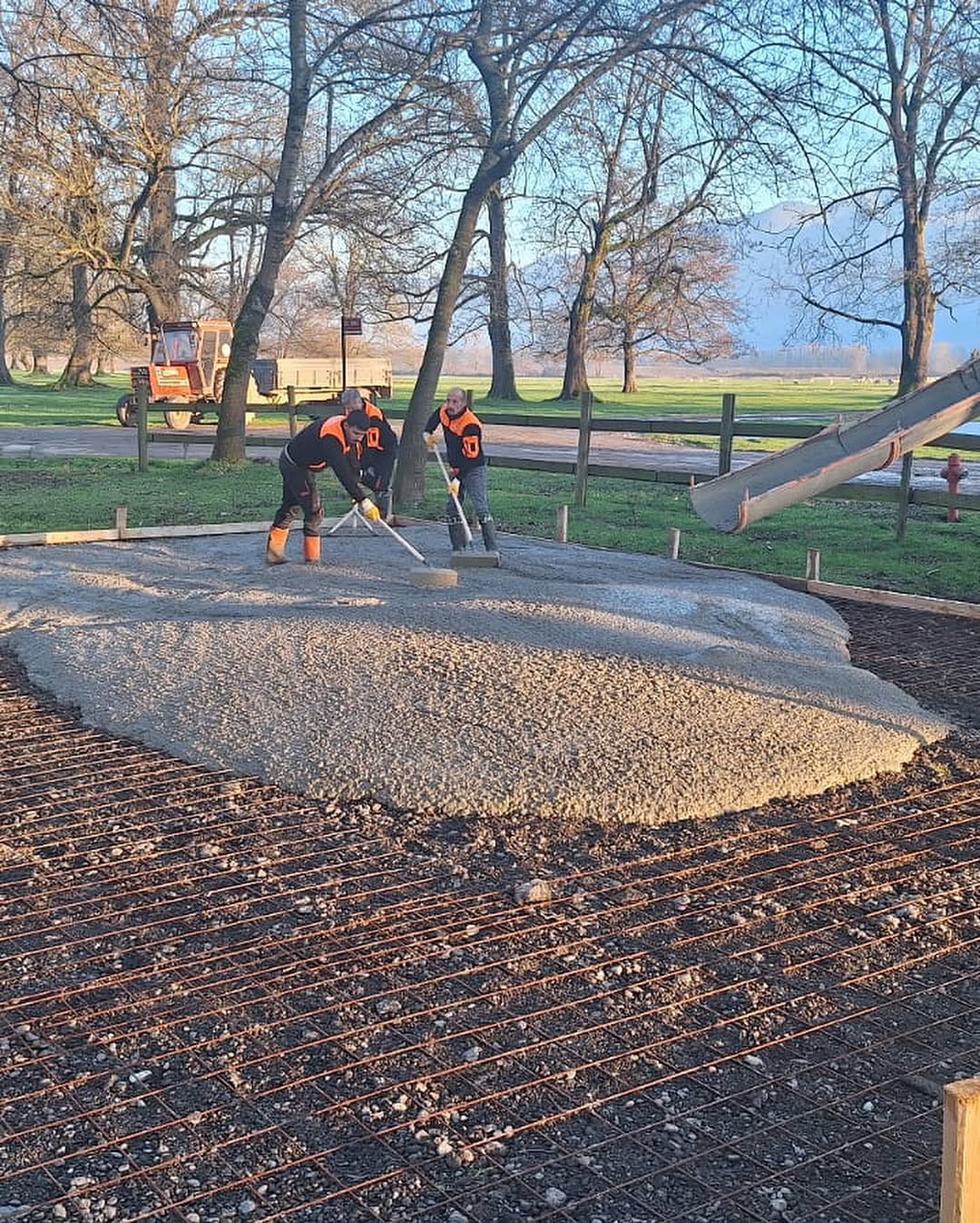 Ekiplerimizin Yaptığı Çalışmalarda ;Kaldırım Onarım Çalışmaları Kanal Temizliği Kültür Park’a Yapılan Çocuk Oyun Parkı Fatih Mahallesi Imar Yolu Açma Çalışması (3)