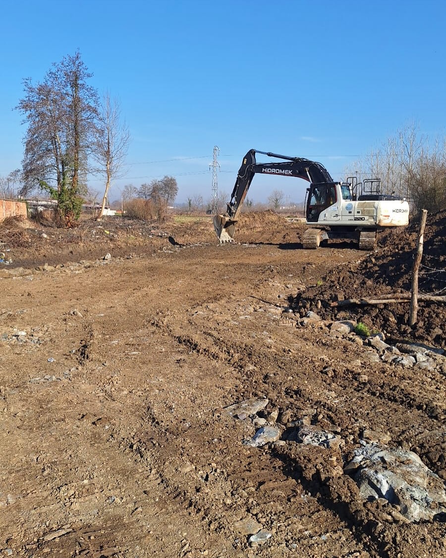 Ekiplerimizin Yaptığı Çalışmalarda ;Kaldırım Onarım Çalışmaları Kanal Temizliği Kültür Park’a Yapılan Çocuk Oyun Parkı Fatih Mahallesi Imar Yolu Açma Çalışması (5)