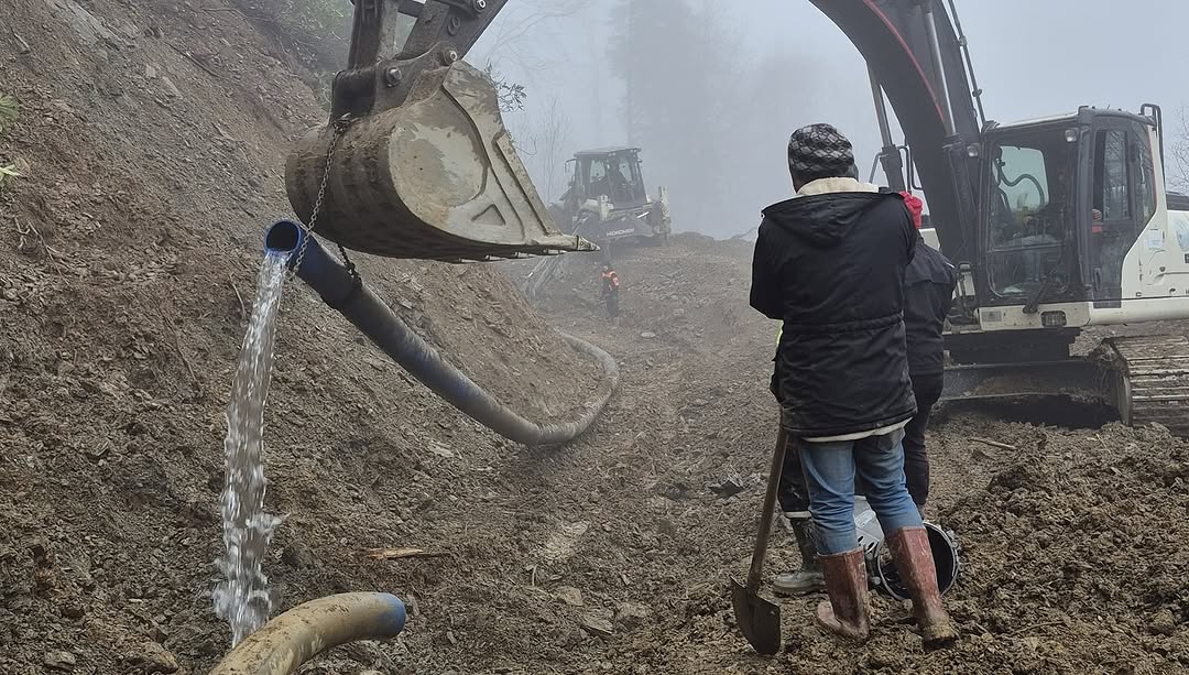 Ekiplerin Özverili Çalışmaları Ana Isale Hattında Heyelan Sebebiyle Meydana Gelen Arıza, Belediyemiz Ekiplerinin Yoğun Çalışmalarıyla Giderilmiştir. Çalışmalar Sırasında Göstermiş Olduğunuz Sabır Ve Anlayış I