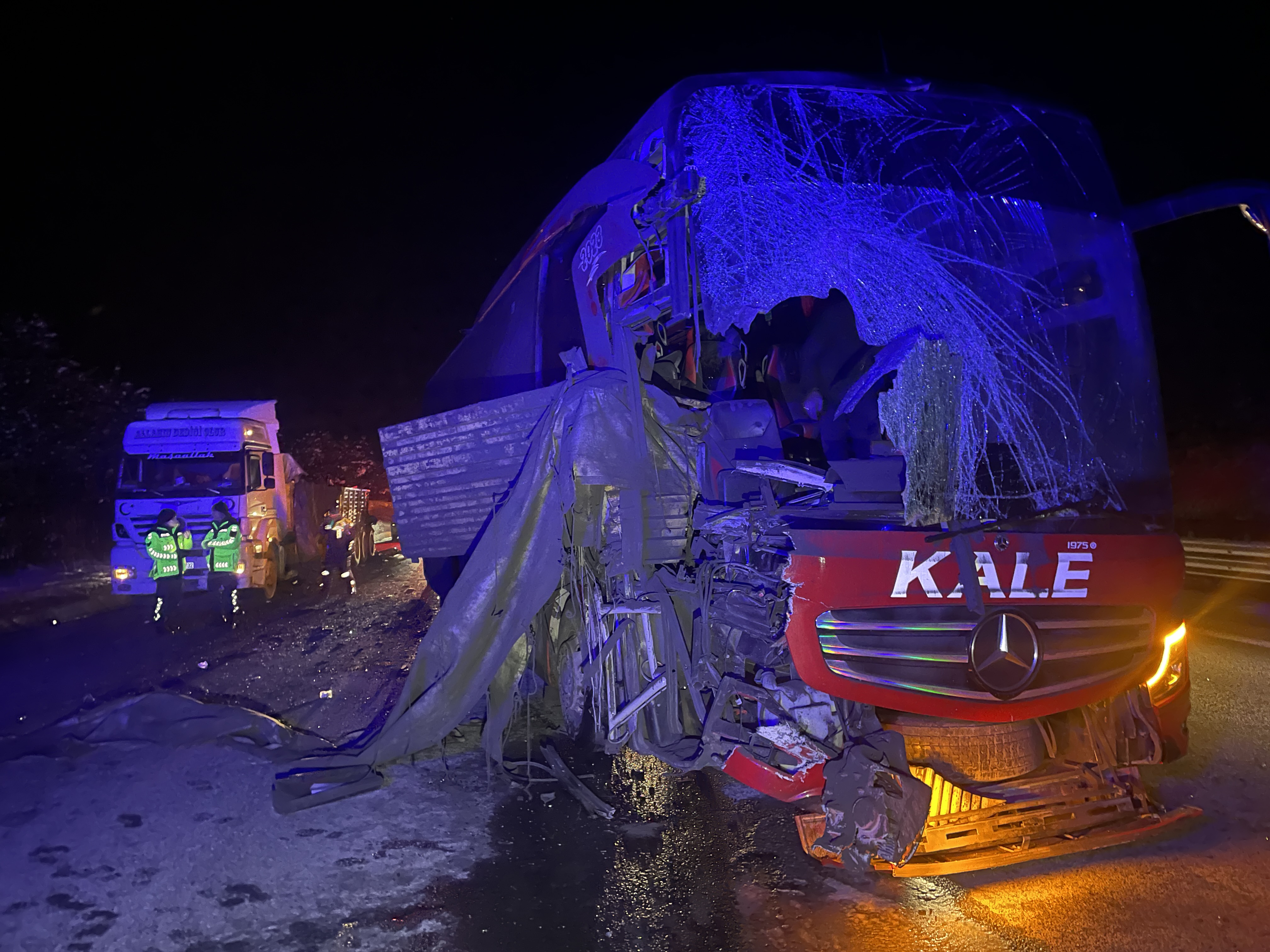 A A 20250225 37158897 37158896 B O L U D A Y O L C U O T O B U S U N U N T I R A C A R P M A S I S O N U C U 6 K I S I Y A R A L A N D I