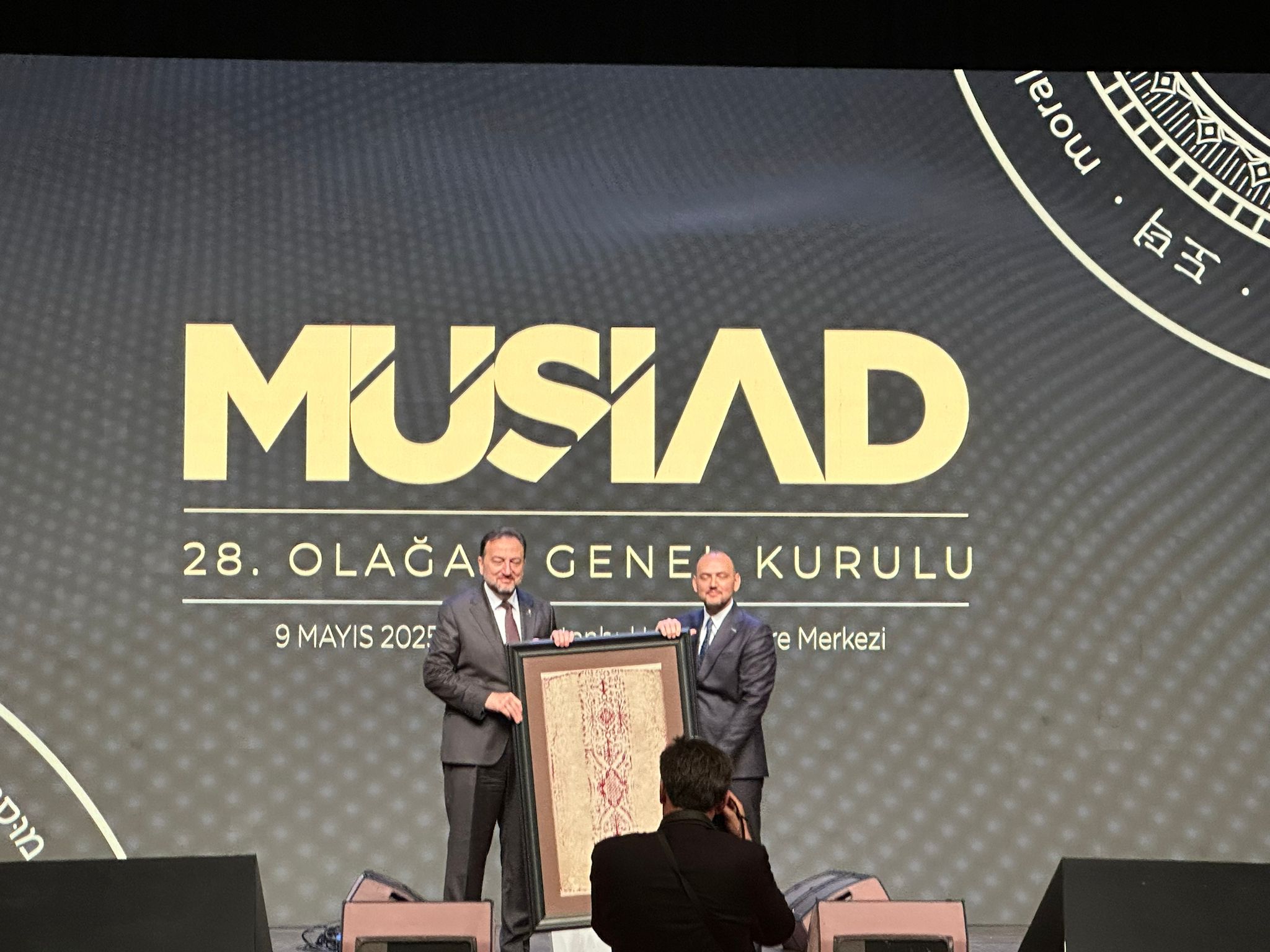 79378261 826F 4C3D 8206 B4044976828C