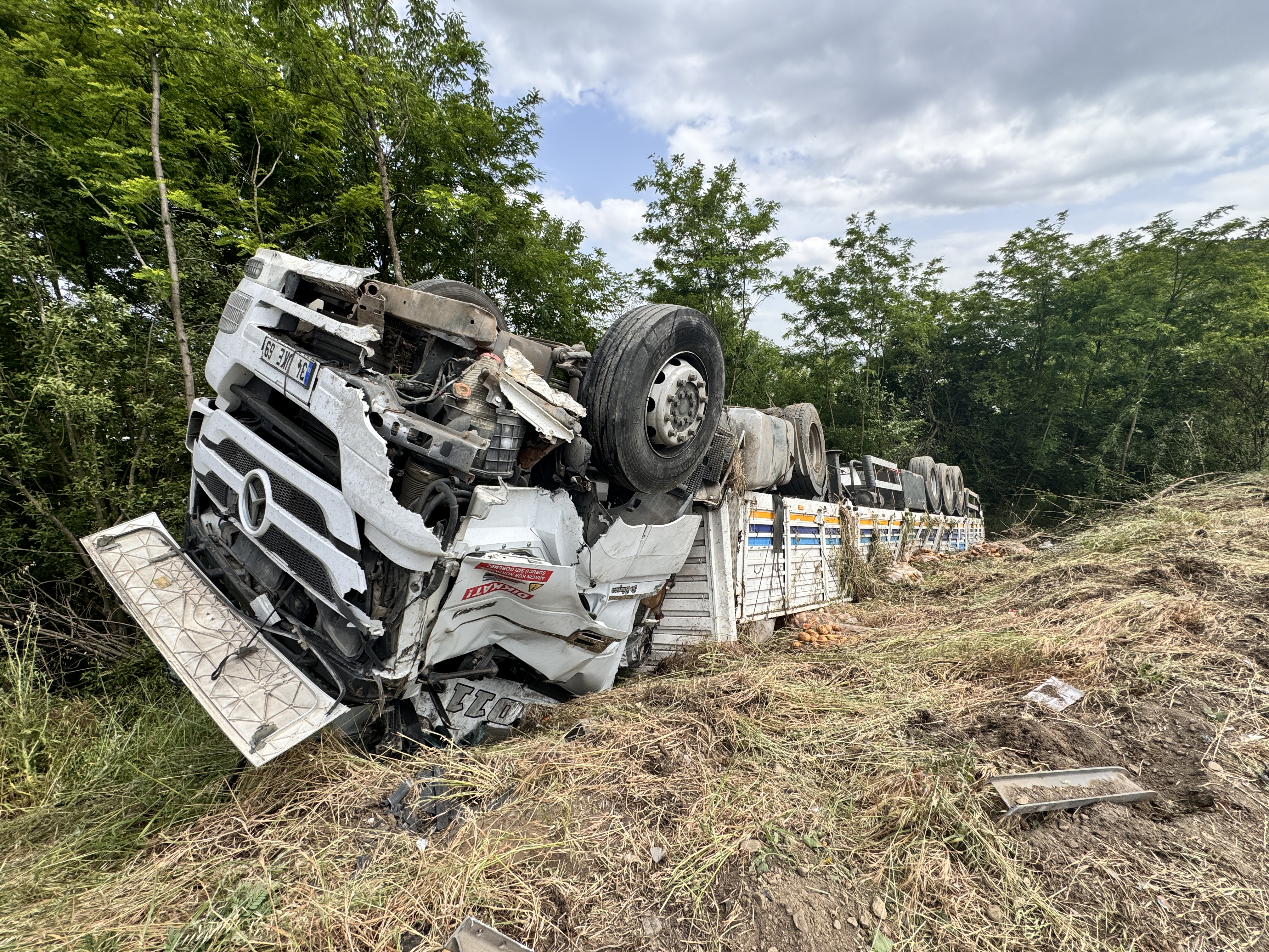 A A 20250526 38085090 38085088 A N A D O L U O T O Y O L U N U N D U Z C E K E S I M I N D E S A R A M P O L E D E V R I L E N T I R D A K I 2 K I S I Y A R A L A N D I