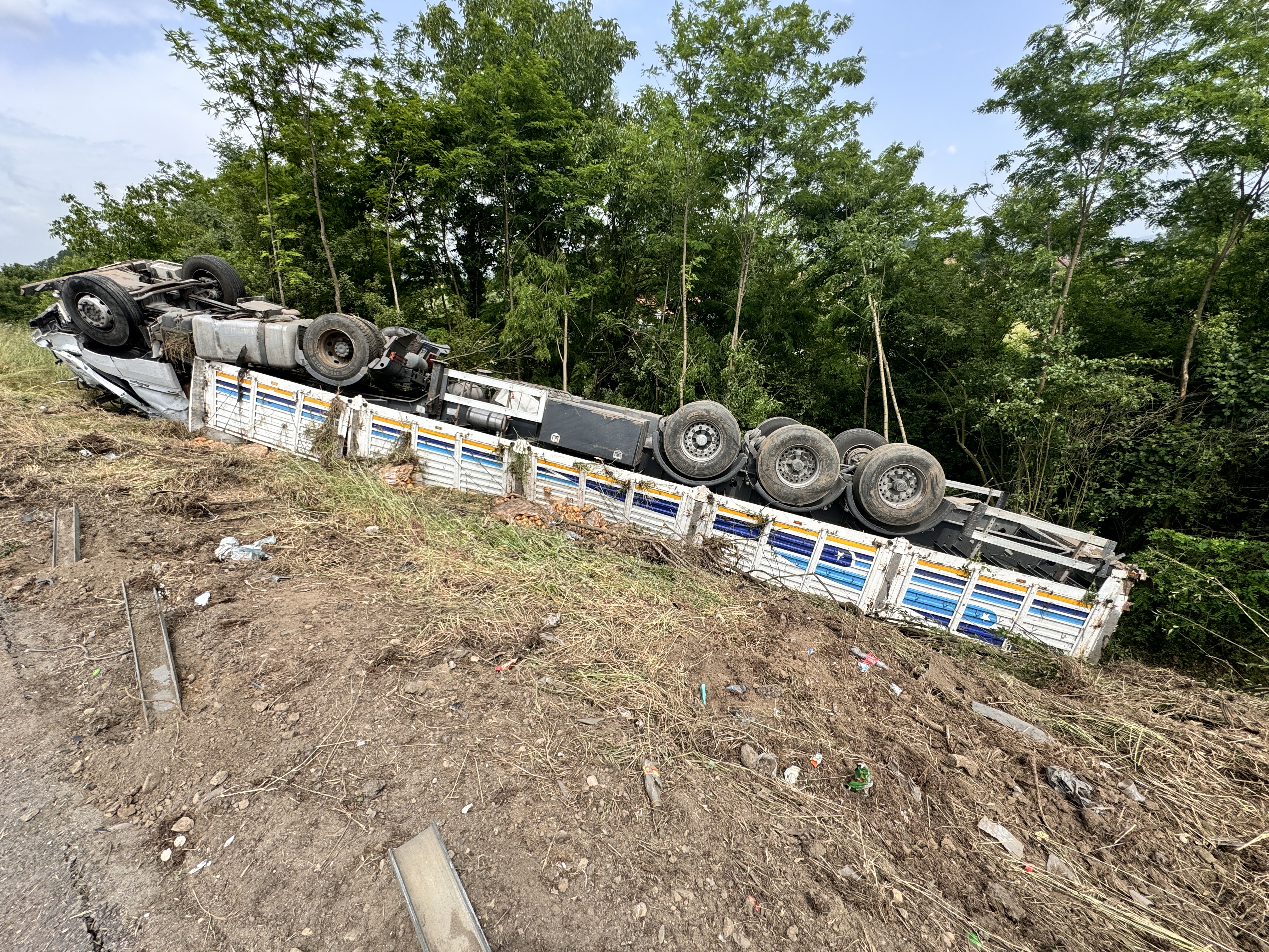 A A 20250526 38085090 38085089 A N A D O L U O T O Y O L U N U N D U Z C E K E S I M I N D E S A R A M P O L E D E V R I L E N T I R D A K I 2 K I S I Y A R A L A N D I