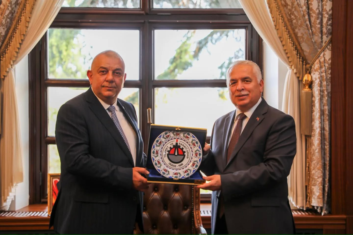 573351683 18302126419267780 4545618393421663647 N